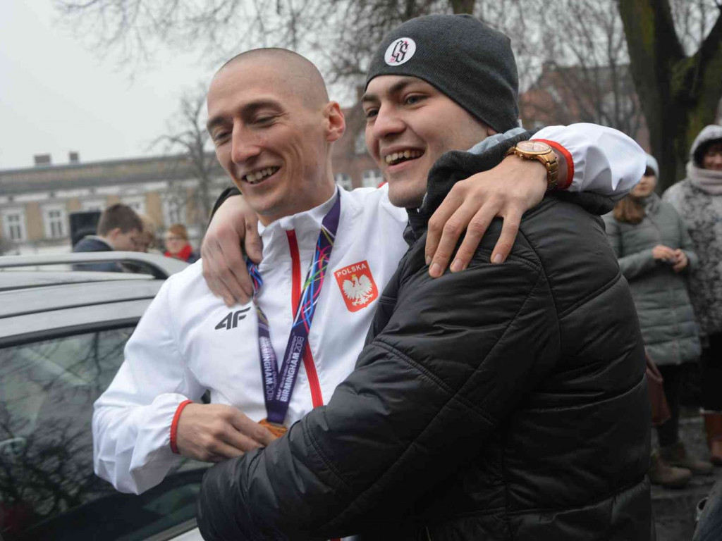 Wzruszające powitanie Jakuba Krzewiny. Kruszwiczanie powitali mistrza! [FOTO+ VIDEO]