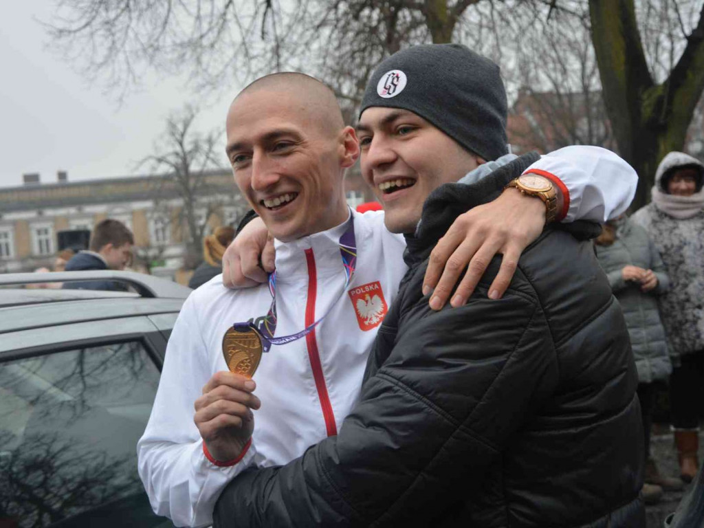 Wzruszające powitanie Jakuba Krzewiny. Kruszwiczanie powitali mistrza! [FOTO+ VIDEO]