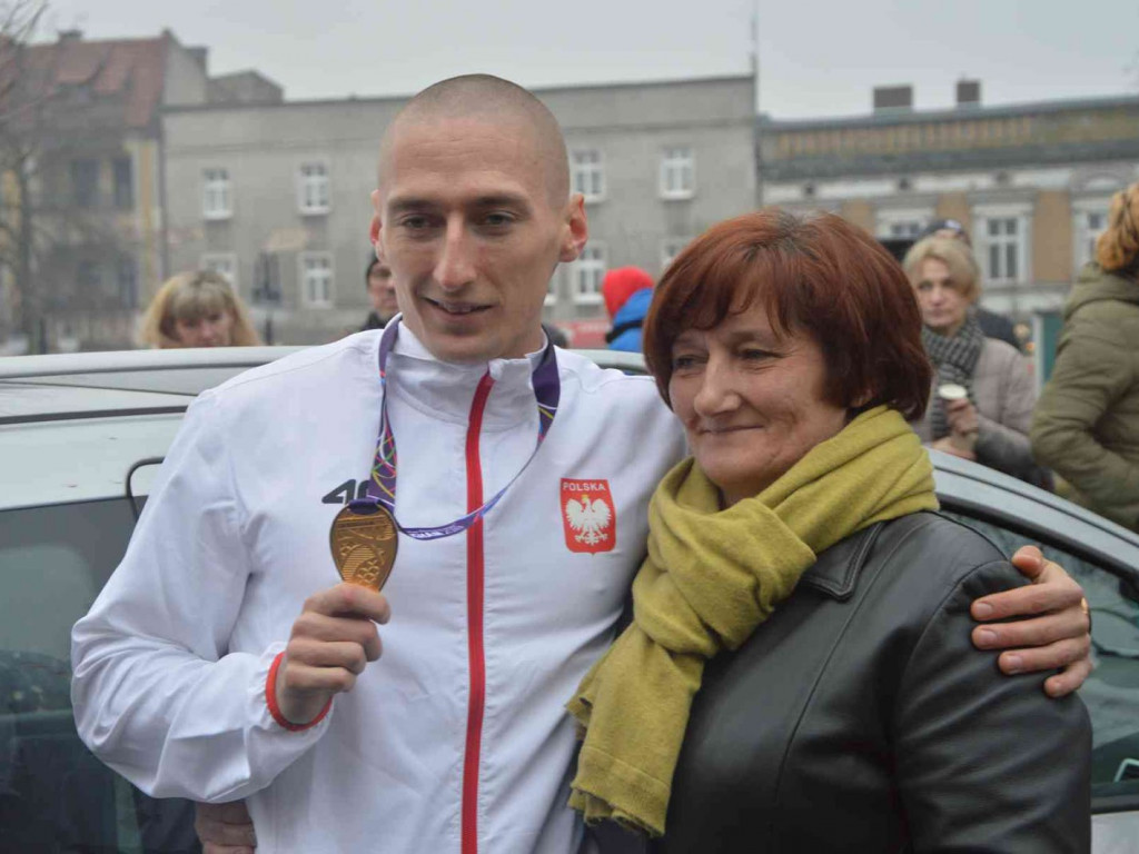 Wzruszające powitanie Jakuba Krzewiny. Kruszwiczanie powitali mistrza! [FOTO+ VIDEO]
