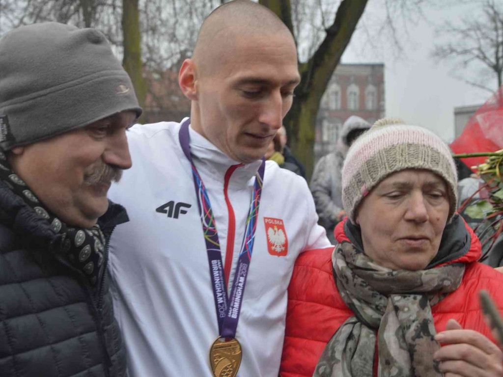Wzruszające powitanie Jakuba Krzewiny. Kruszwiczanie powitali mistrza! [FOTO+ VIDEO]