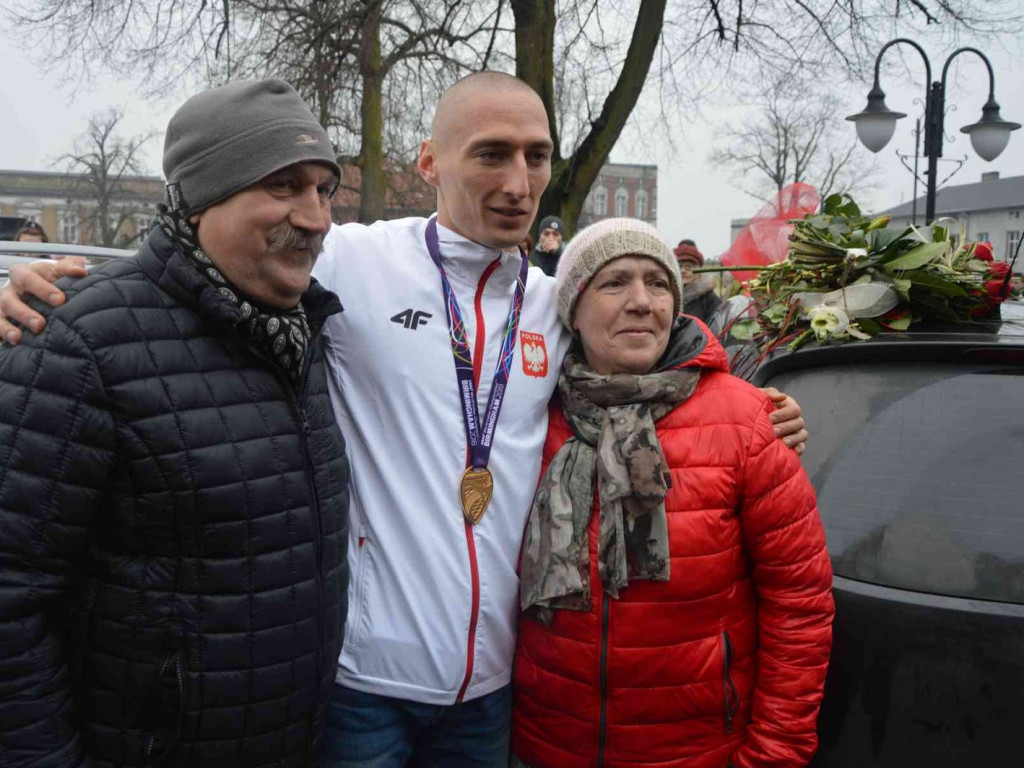 Wzruszające powitanie Jakuba Krzewiny. Kruszwiczanie powitali mistrza! [FOTO+ VIDEO]