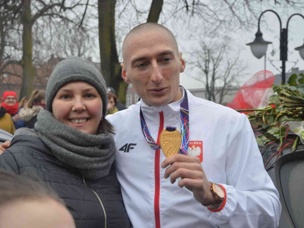 Wzruszające powitanie Jakuba Krzewiny. Kruszwiczanie powitali mistrza! [FOTO+ VIDEO]