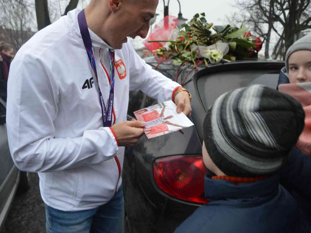 Wzruszające powitanie Jakuba Krzewiny. Kruszwiczanie powitali mistrza! [FOTO+ VIDEO]