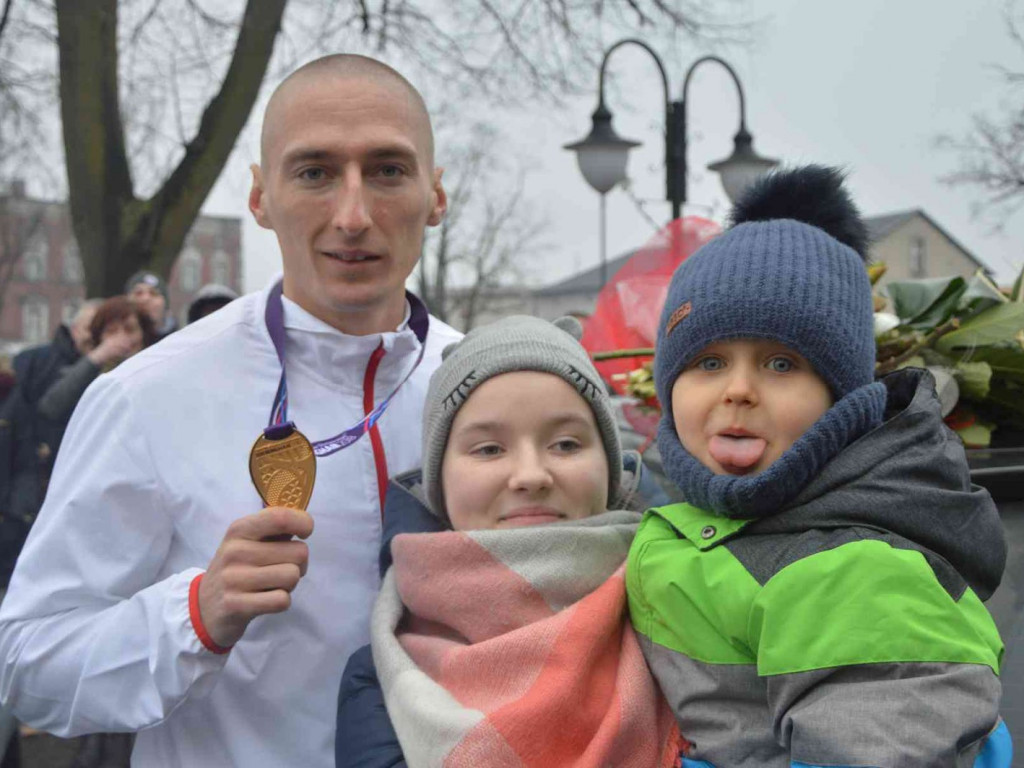 Wzruszające powitanie Jakuba Krzewiny. Kruszwiczanie powitali mistrza! [FOTO+ VIDEO]