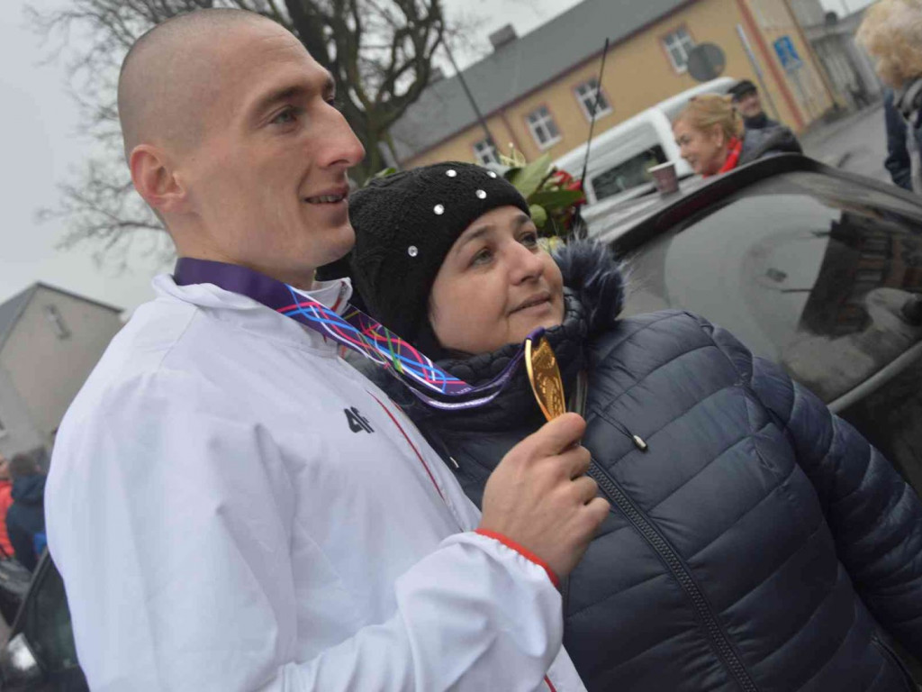 Wzruszające powitanie Jakuba Krzewiny. Kruszwiczanie powitali mistrza! [FOTO+ VIDEO]