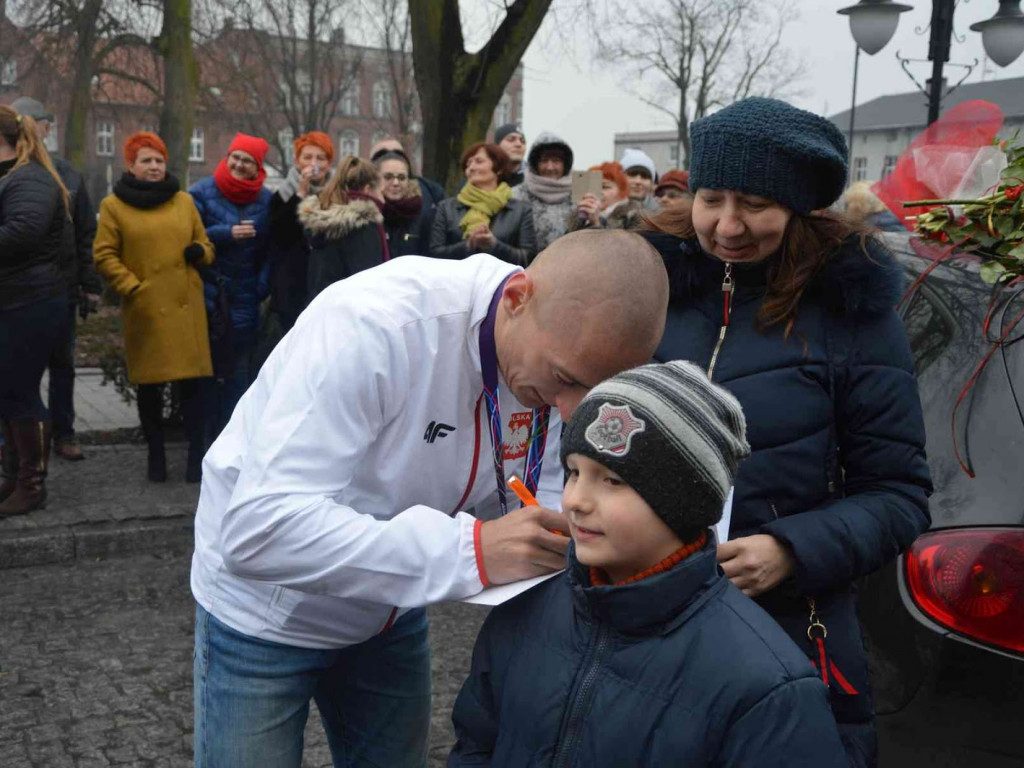 Wzruszające powitanie Jakuba Krzewiny. Kruszwiczanie powitali mistrza! [FOTO+ VIDEO]