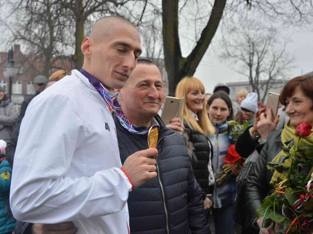 Wzruszające powitanie Jakuba Krzewiny. Kruszwiczanie powitali mistrza! [FOTO+ VIDEO]