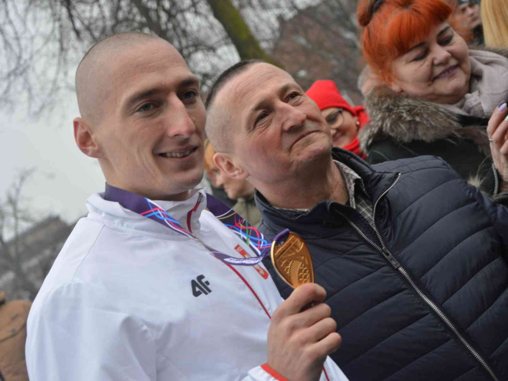 Wzruszające powitanie Jakuba Krzewiny. Kruszwiczanie powitali mistrza! [FOTO+ VIDEO]