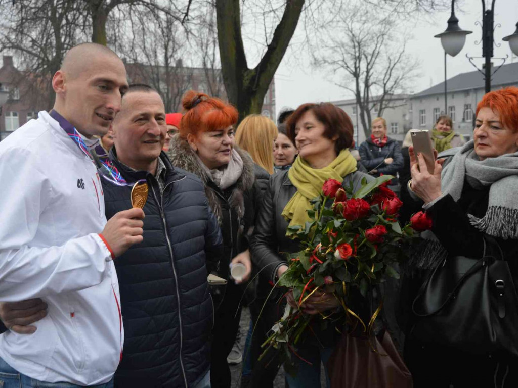 Wzruszające powitanie Jakuba Krzewiny. Kruszwiczanie powitali mistrza! [FOTO+ VIDEO]