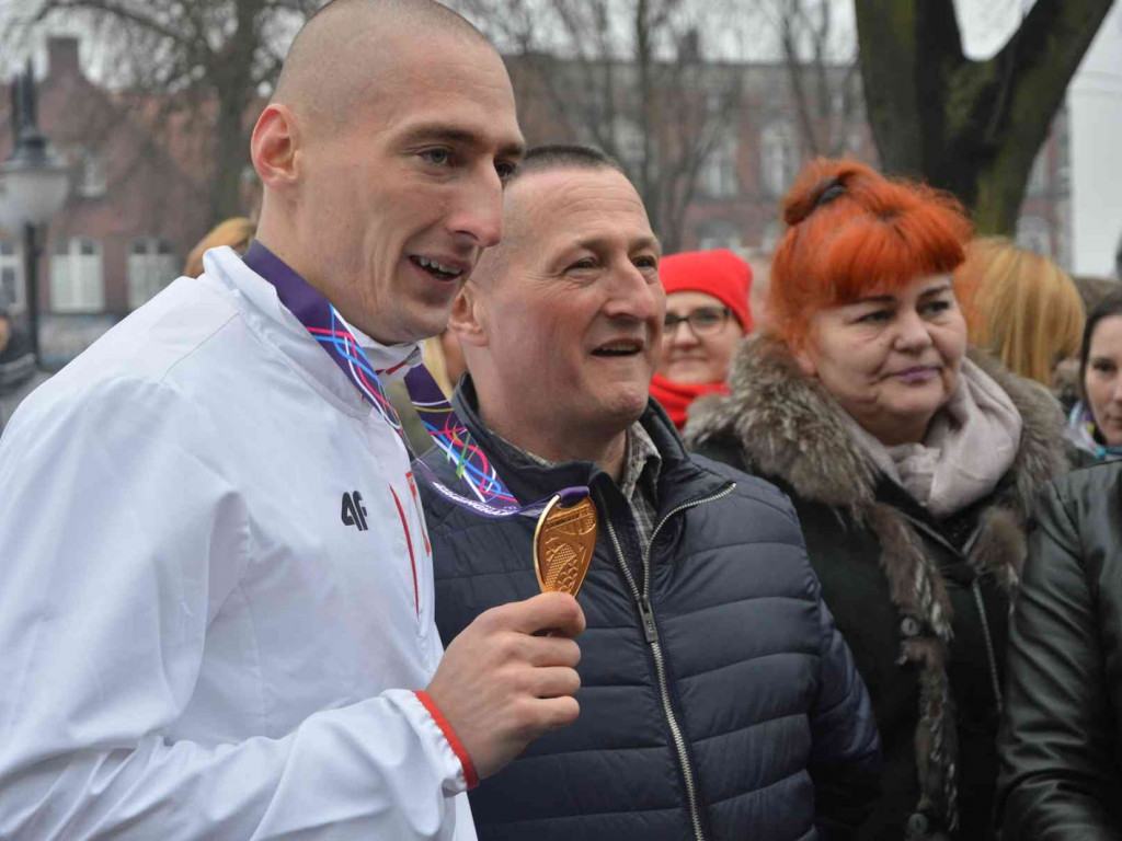 Wzruszające powitanie Jakuba Krzewiny. Kruszwiczanie powitali mistrza! [FOTO+ VIDEO]