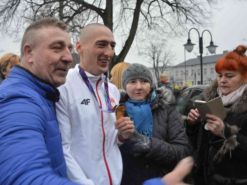 Wzruszające powitanie Jakuba Krzewiny. Kruszwiczanie powitali mistrza! [FOTO+ VIDEO]