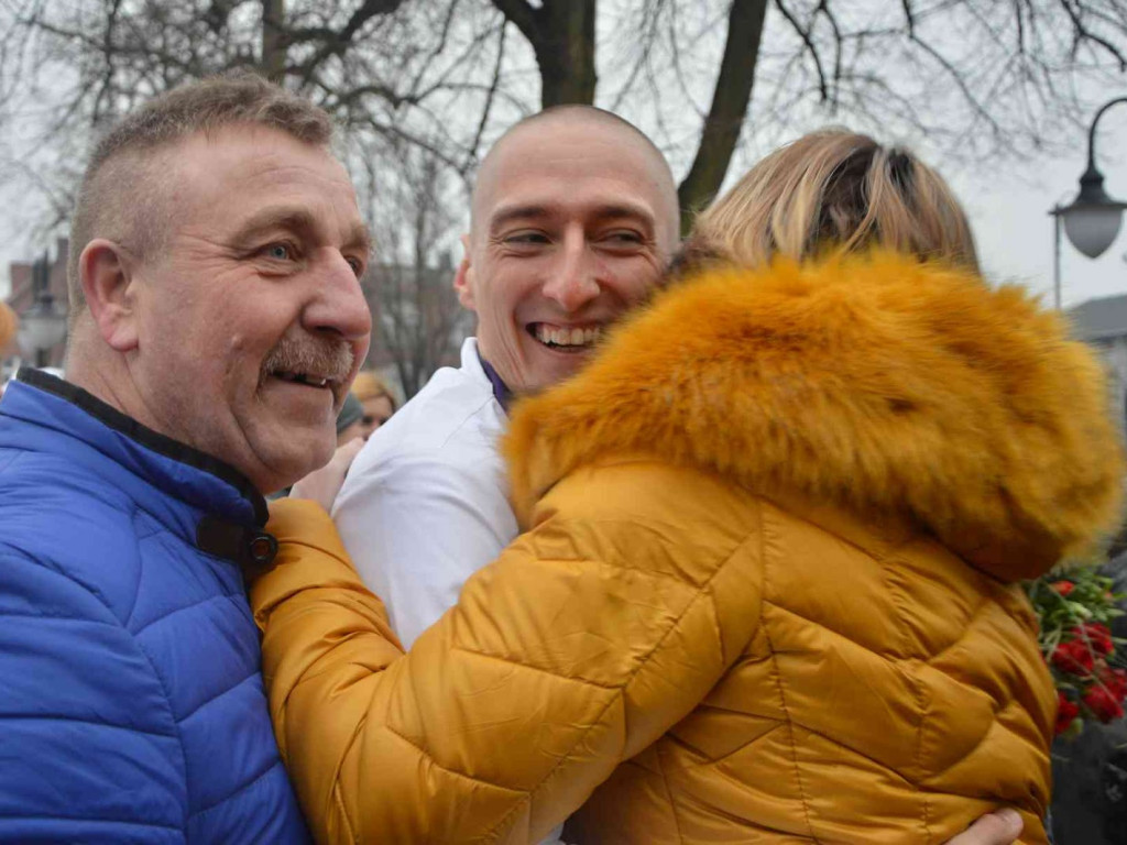 Wzruszające powitanie Jakuba Krzewiny. Kruszwiczanie powitali mistrza! [FOTO+ VIDEO]