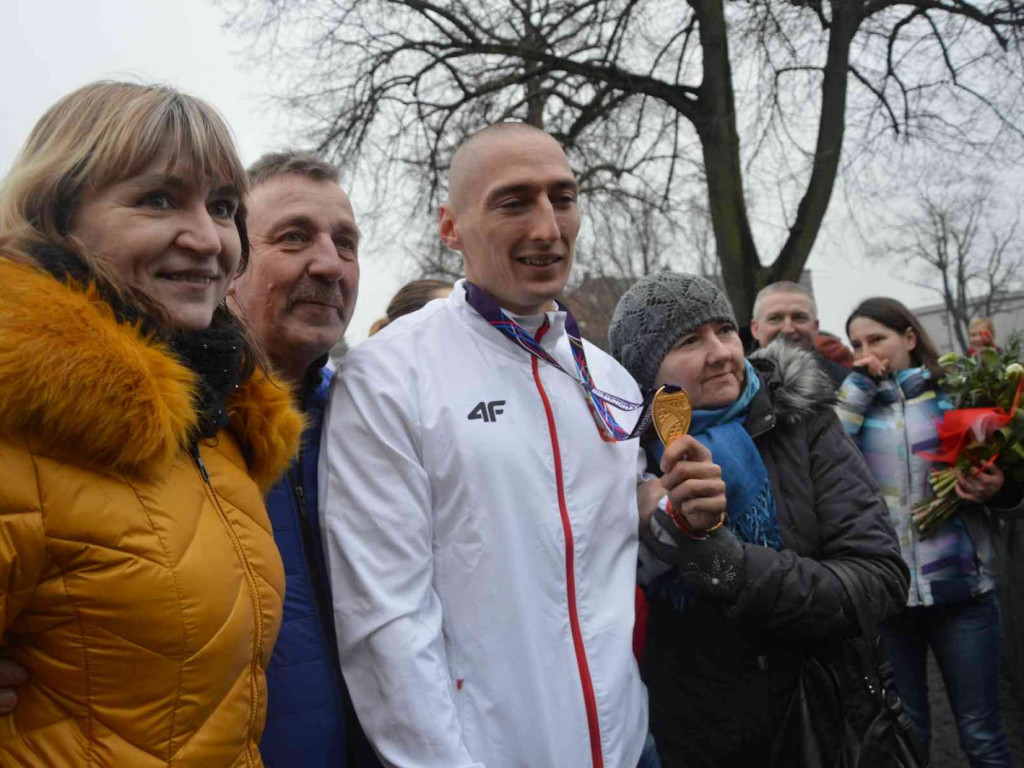 Wzruszające powitanie Jakuba Krzewiny. Kruszwiczanie powitali mistrza! [FOTO+ VIDEO]