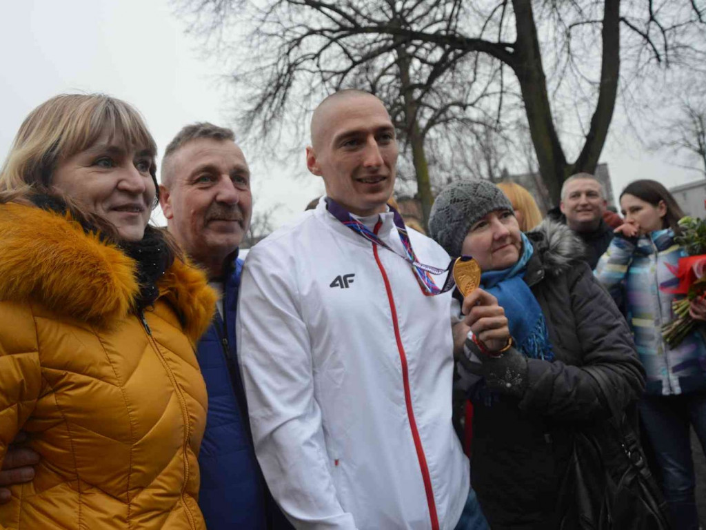 Wzruszające powitanie Jakuba Krzewiny. Kruszwiczanie powitali mistrza! [FOTO+ VIDEO]