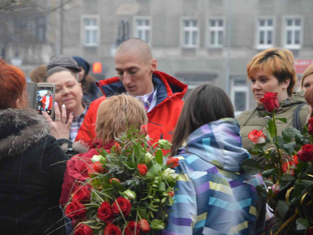 Wzruszające powitanie Jakuba Krzewiny. Kruszwiczanie powitali mistrza! [FOTO+ VIDEO]