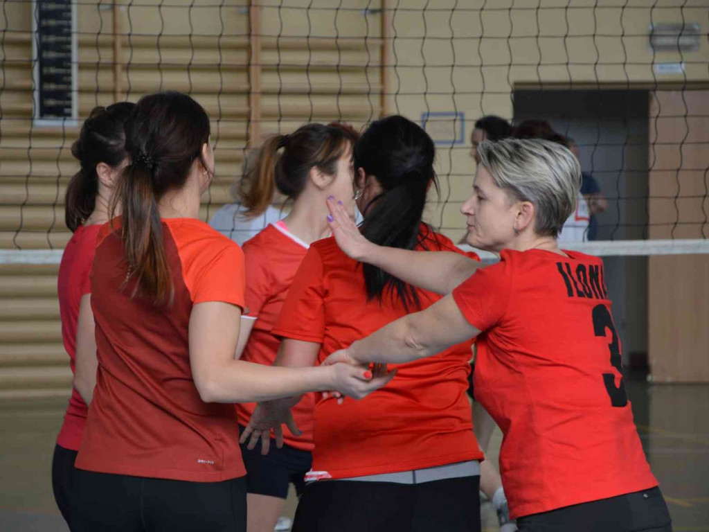 Zmagania pod siatką. Panie miały swoje święto. Spędziły je na sportowo