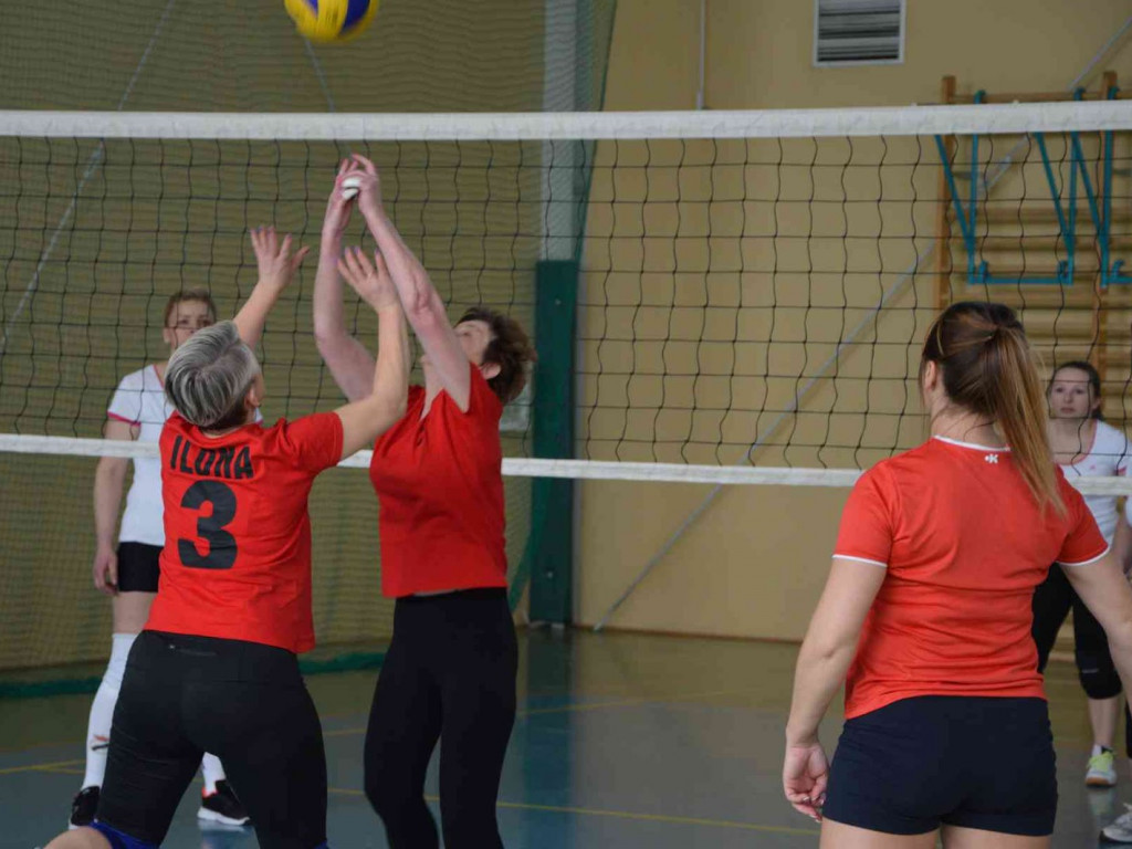 Zmagania pod siatką. Panie miały swoje święto. Spędziły je na sportowo