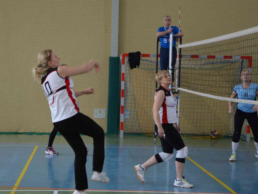 Zmagania pod siatką. Panie miały swoje święto. Spędziły je na sportowo