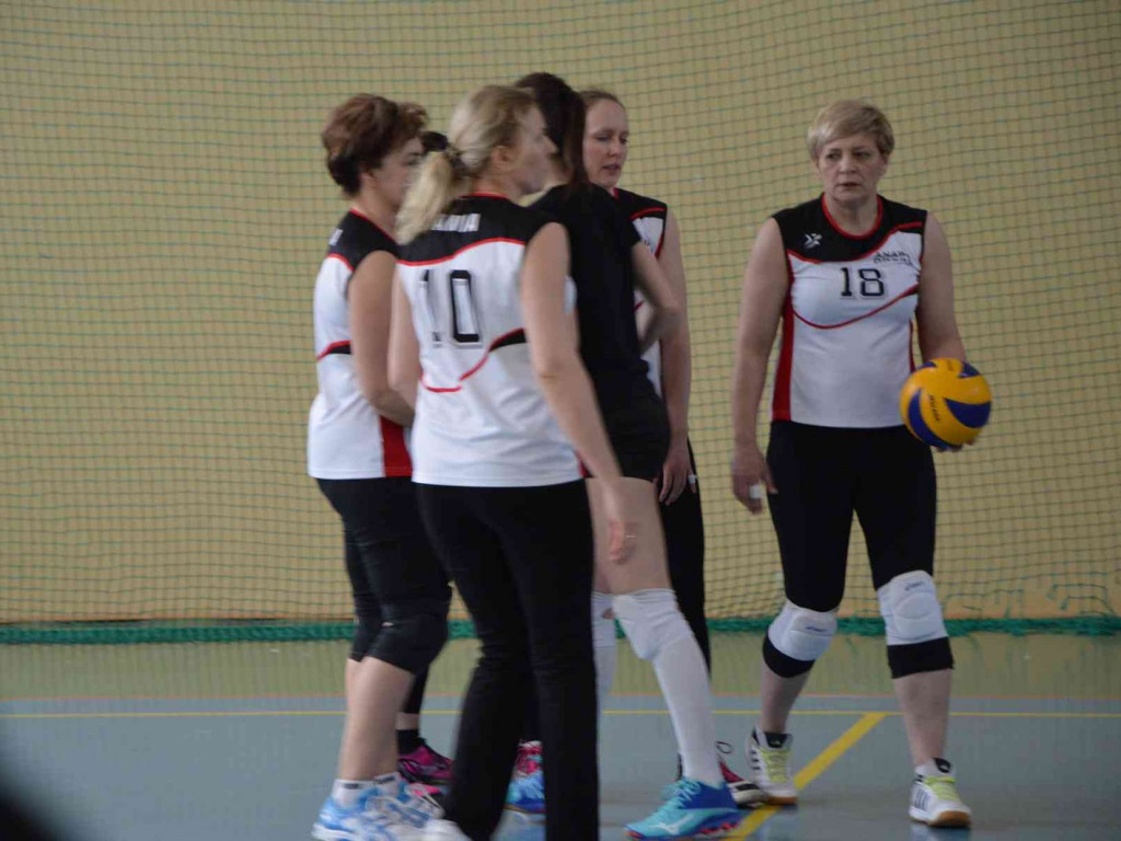 Zmagania pod siatką. Panie miały swoje święto. Spędziły je na sportowo
