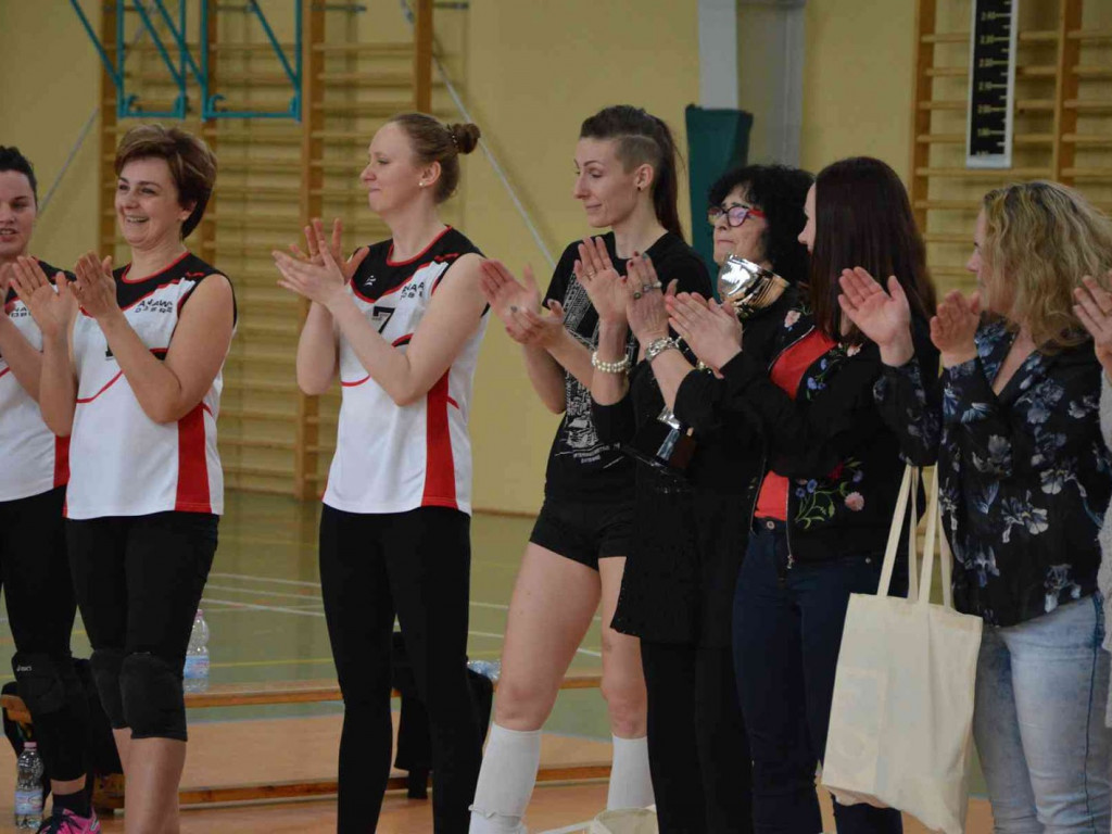 Zmagania pod siatką. Panie miały swoje święto. Spędziły je na sportowo