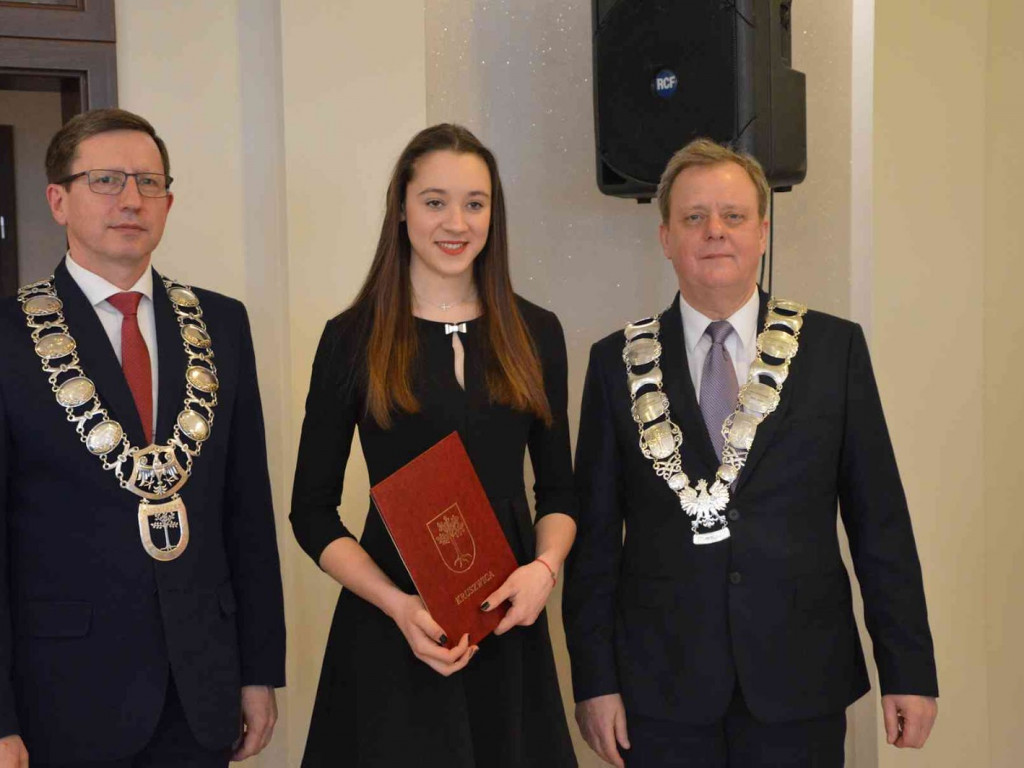 Sportowcy i ich opiekunowie nagrodzeni. Za nami uroczysta sesja Rady Miejskiej  [FOTO]-Mojakruszwica.pl