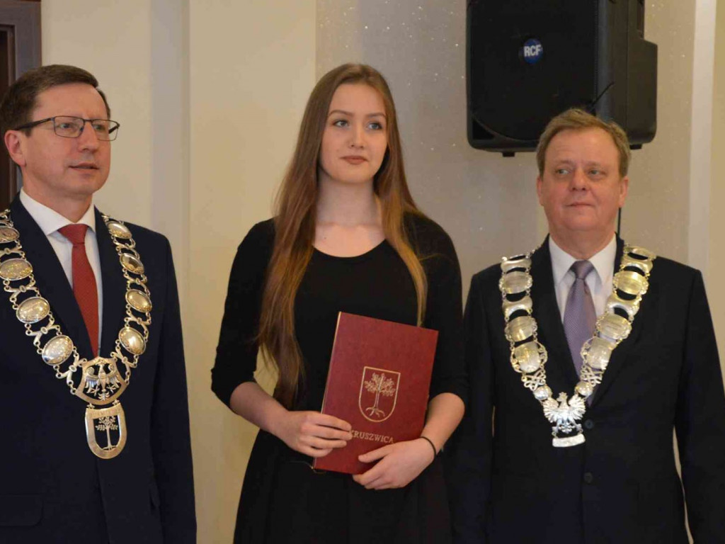 Sportowcy i ich opiekunowie nagrodzeni. Za nami uroczysta sesja Rady Miejskiej  [FOTO]-Mojakruszwica.pl