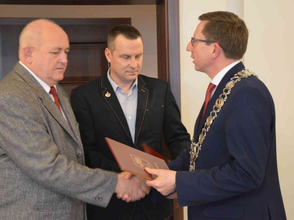 Sportowcy i ich opiekunowie nagrodzeni. Za nami uroczysta sesja Rady Miejskiej  [FOTO]-Mojakruszwica.pl
