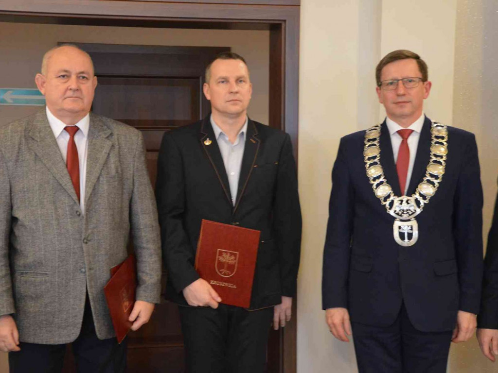Sportowcy i ich opiekunowie nagrodzeni. Za nami uroczysta sesja Rady Miejskiej  [FOTO]-Mojakruszwica.pl