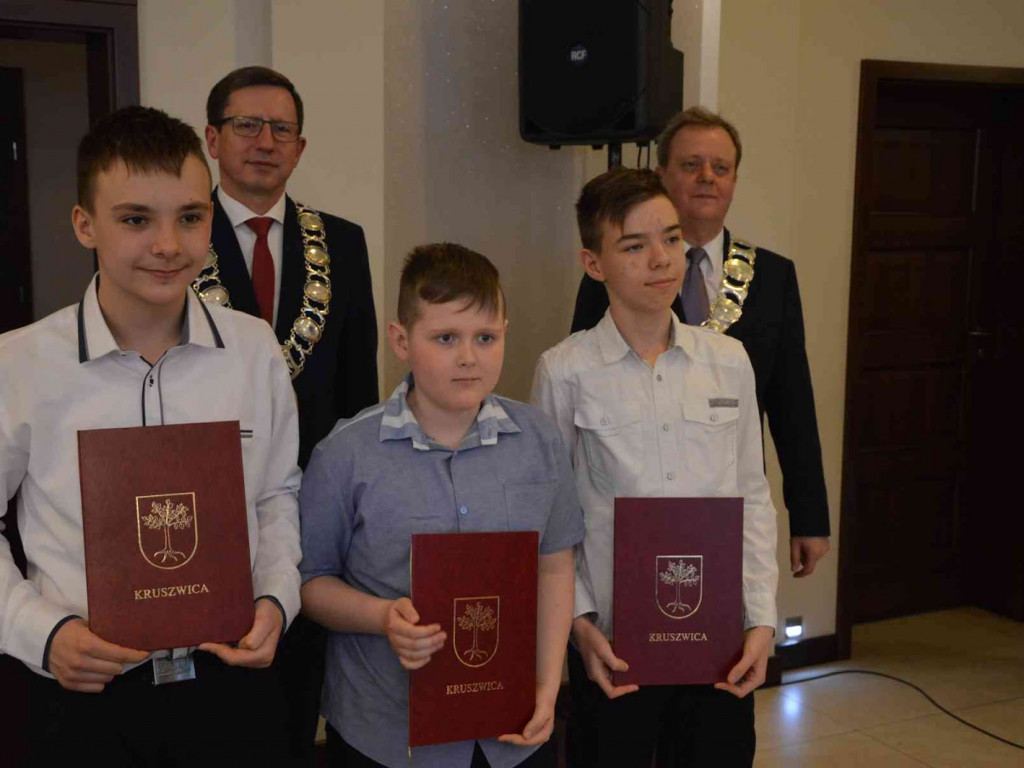 Sportowcy i ich opiekunowie nagrodzeni. Za nami uroczysta sesja Rady Miejskiej  [FOTO]-Mojakruszwica.pl