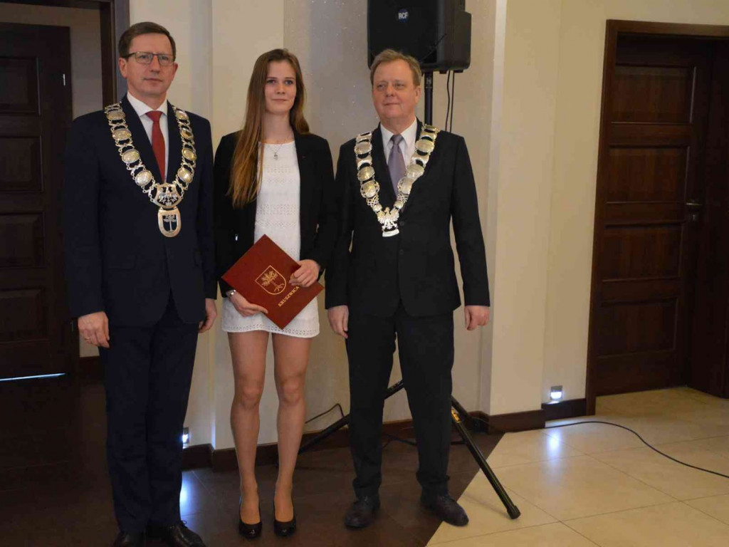 Sportowcy i ich opiekunowie nagrodzeni. Za nami uroczysta sesja Rady Miejskiej  [FOTO]-Mojakruszwica.pl