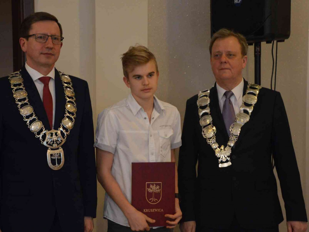 Sportowcy i ich opiekunowie nagrodzeni. Za nami uroczysta sesja Rady Miejskiej  [FOTO]-Mojakruszwica.pl