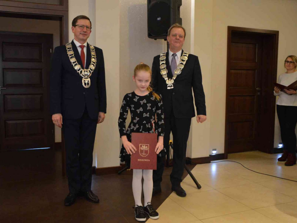 Sportowcy i ich opiekunowie nagrodzeni. Za nami uroczysta sesja Rady Miejskiej  [FOTO]-Mojakruszwica.pl