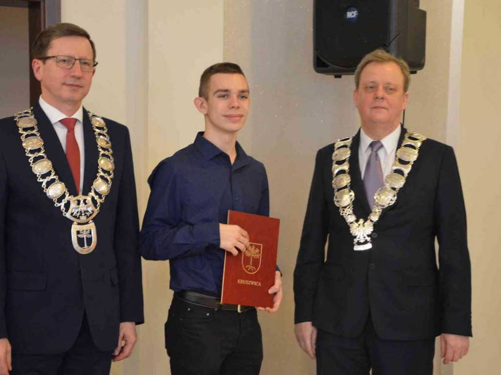 Sportowcy i ich opiekunowie nagrodzeni. Za nami uroczysta sesja Rady Miejskiej  [FOTO]-Mojakruszwica.pl