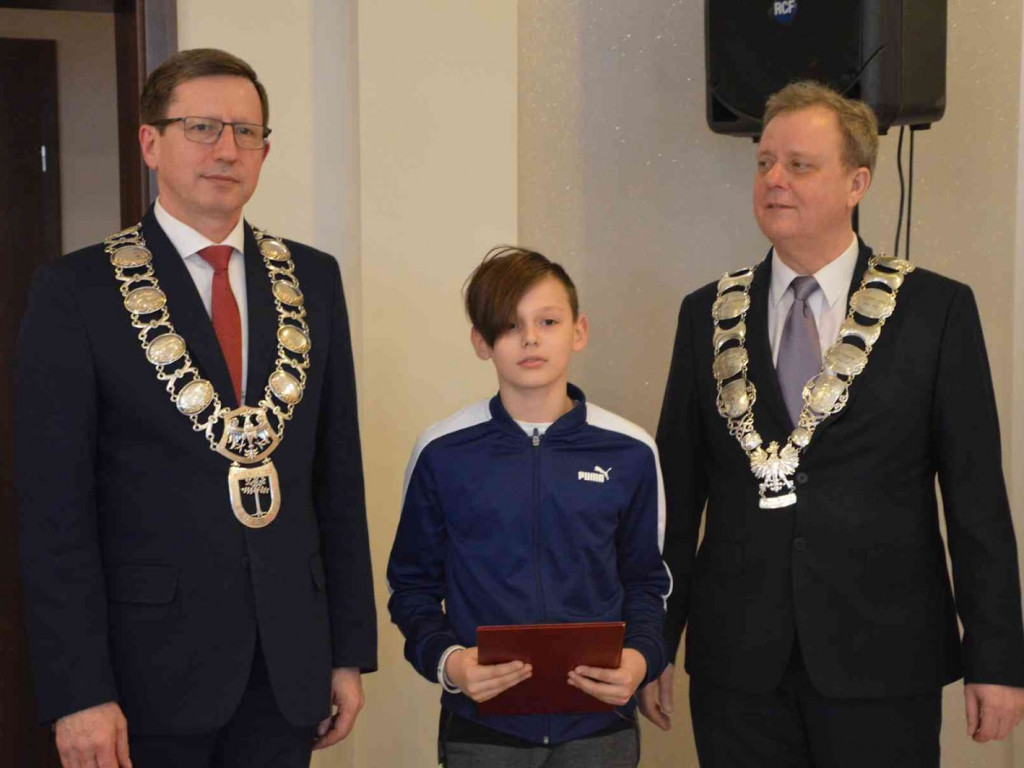 Sportowcy i ich opiekunowie nagrodzeni. Za nami uroczysta sesja Rady Miejskiej  [FOTO]-Mojakruszwica.pl
