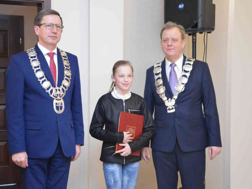 Sportowcy i ich opiekunowie nagrodzeni. Za nami uroczysta sesja Rady Miejskiej  [FOTO]-Mojakruszwica.pl