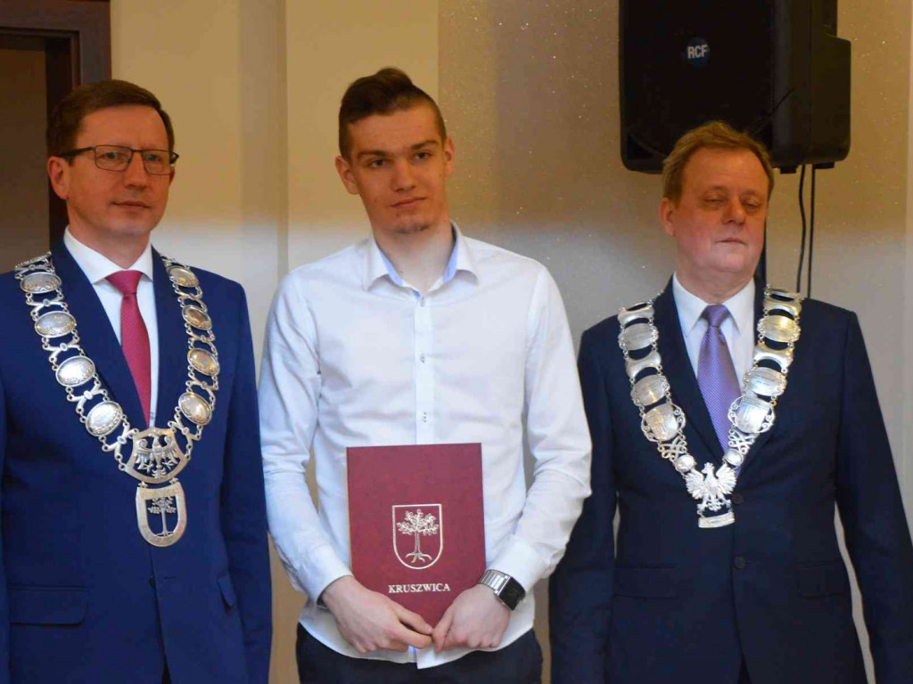 Sportowcy i ich opiekunowie nagrodzeni. Za nami uroczysta sesja Rady Miejskiej  [FOTO]-Mojakruszwica.pl