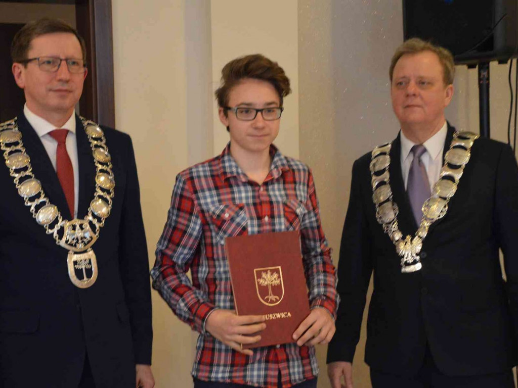 Sportowcy i ich opiekunowie nagrodzeni. Za nami uroczysta sesja Rady Miejskiej  [FOTO]-Mojakruszwica.pl