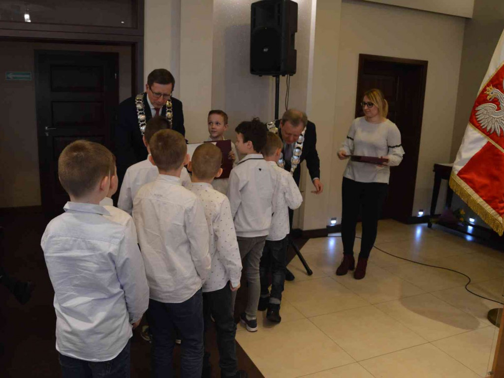 Sportowcy i ich opiekunowie nagrodzeni. Za nami uroczysta sesja Rady Miejskiej  [FOTO]-Mojakruszwica.pl