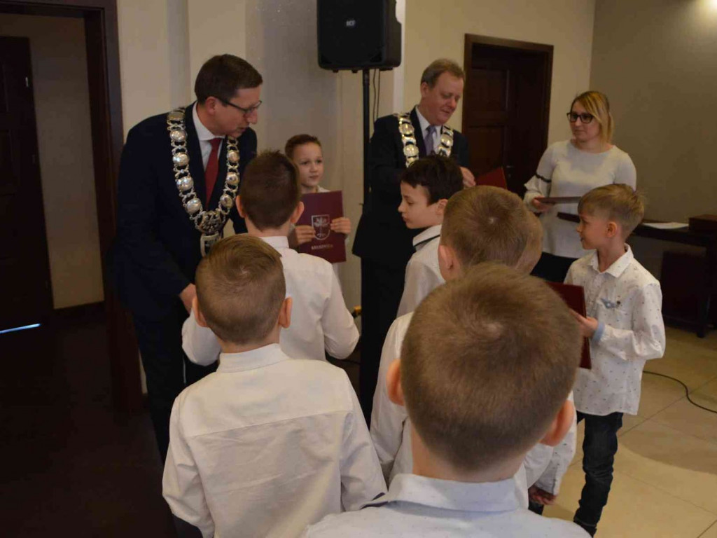 Sportowcy i ich opiekunowie nagrodzeni. Za nami uroczysta sesja Rady Miejskiej  [FOTO]-Mojakruszwica.pl