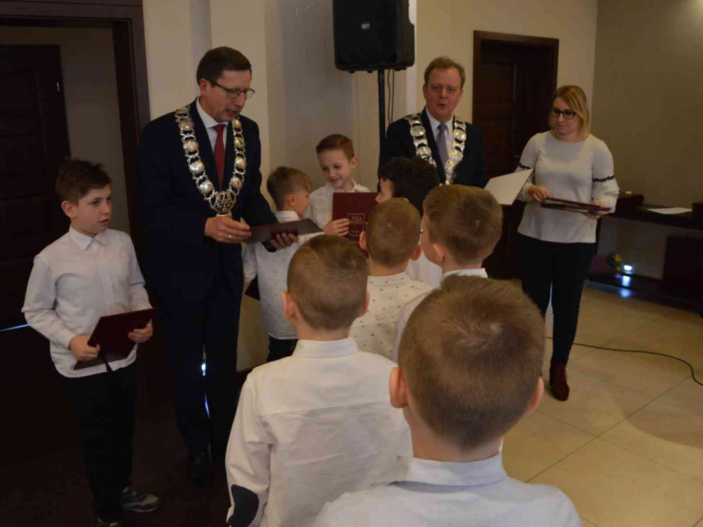 Sportowcy i ich opiekunowie nagrodzeni. Za nami uroczysta sesja Rady Miejskiej  [FOTO]-Mojakruszwica.pl