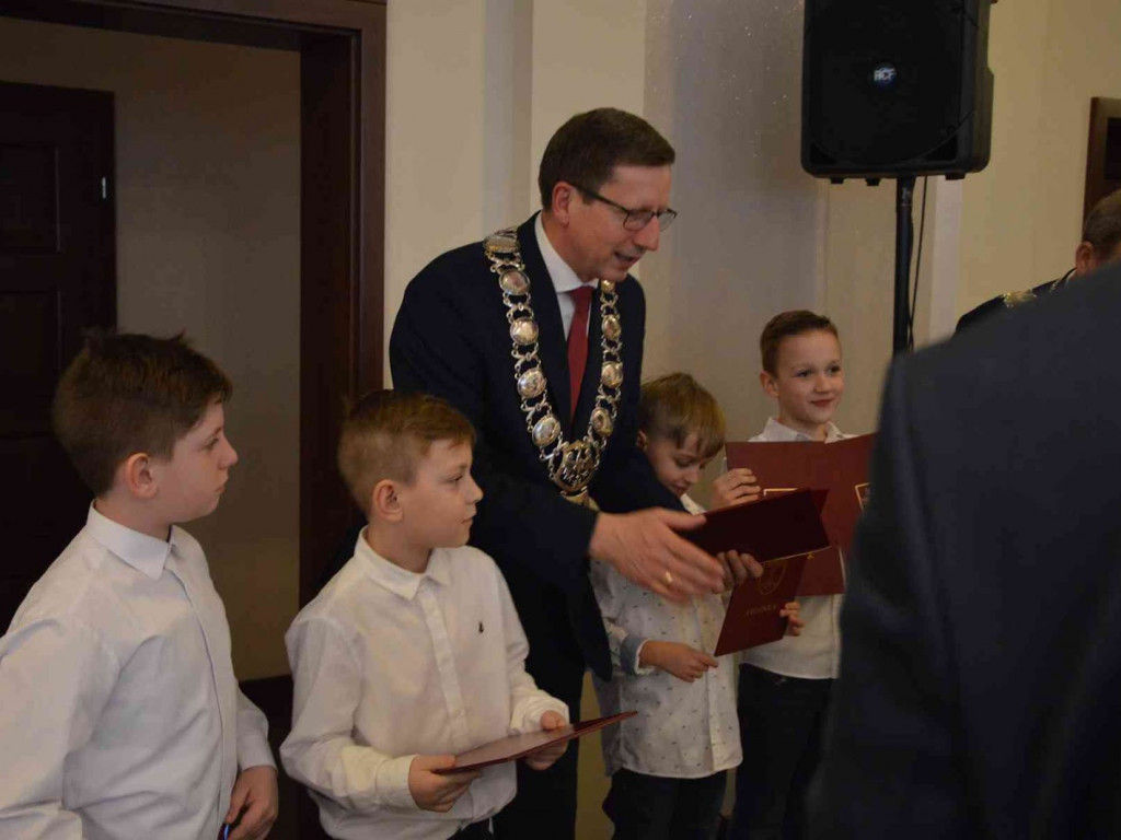 Sportowcy i ich opiekunowie nagrodzeni. Za nami uroczysta sesja Rady Miejskiej  [FOTO]-Mojakruszwica.pl