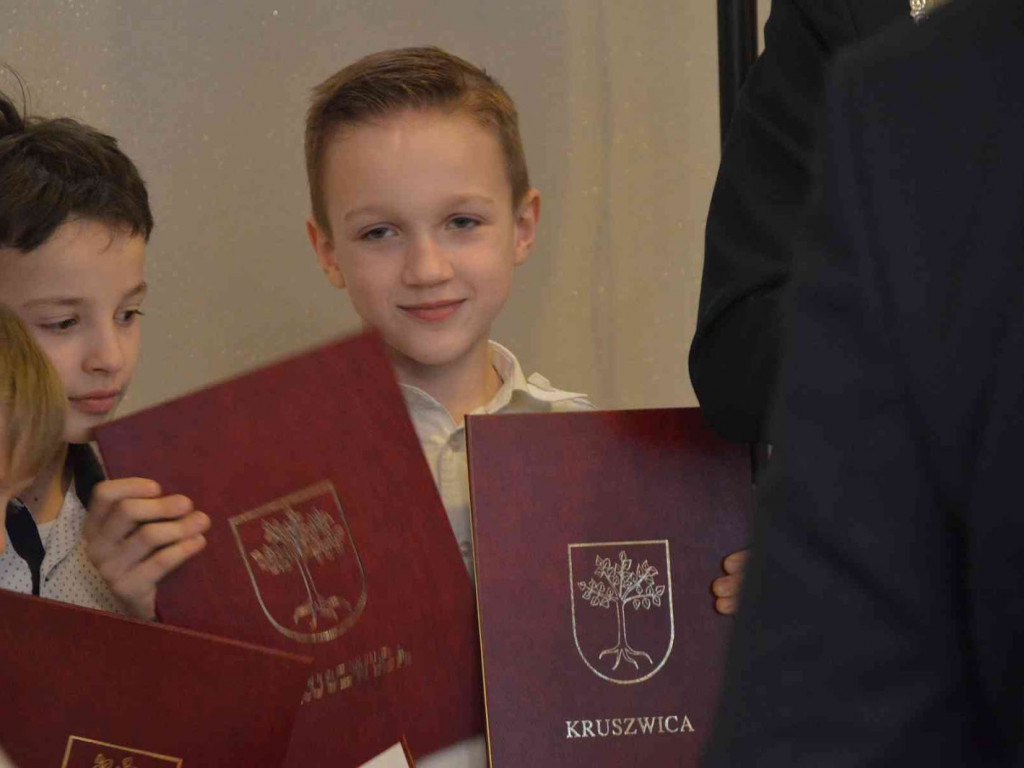 Sportowcy i ich opiekunowie nagrodzeni. Za nami uroczysta sesja Rady Miejskiej  [FOTO]-Mojakruszwica.pl