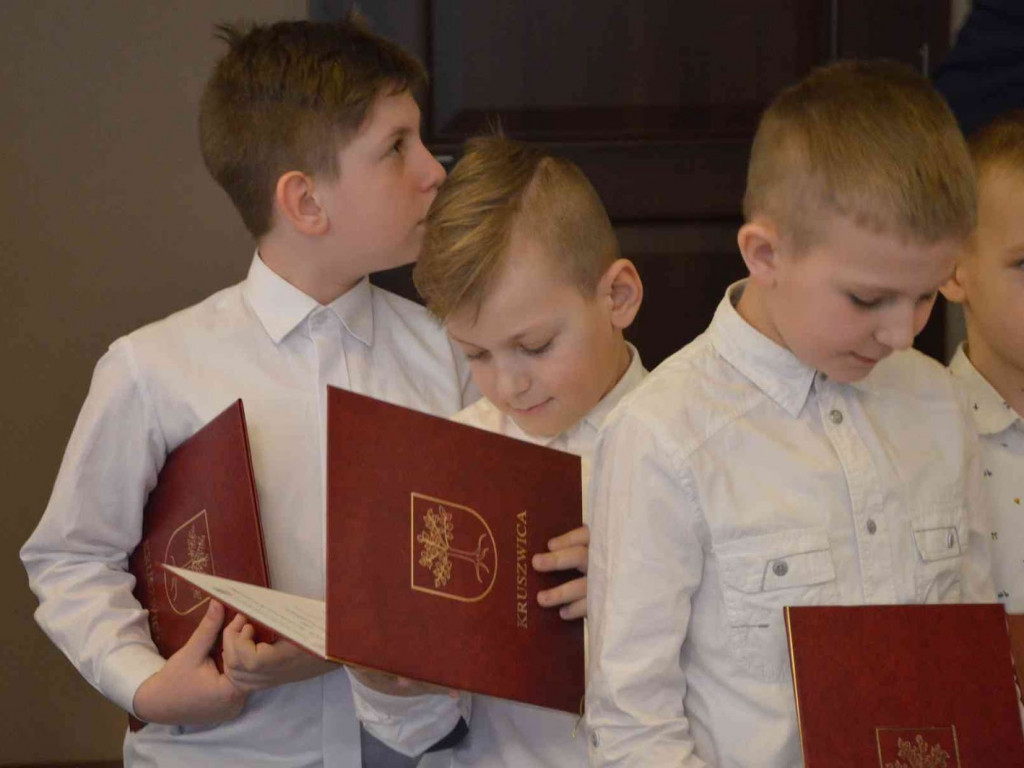 Sportowcy i ich opiekunowie nagrodzeni. Za nami uroczysta sesja Rady Miejskiej  [FOTO]-Mojakruszwica.pl