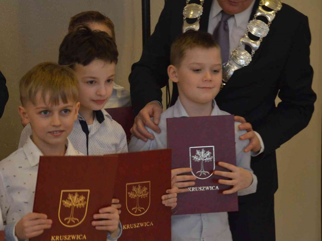 Sportowcy i ich opiekunowie nagrodzeni. Za nami uroczysta sesja Rady Miejskiej  [FOTO]-Mojakruszwica.pl