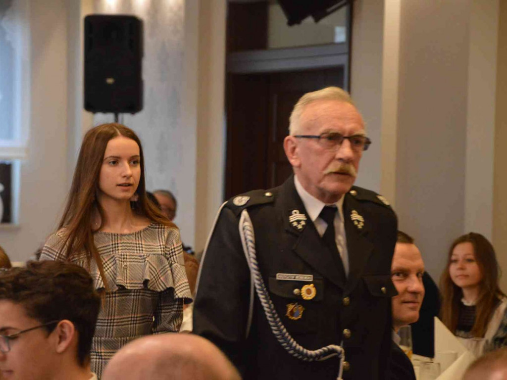 Sportowcy i ich opiekunowie nagrodzeni. Za nami uroczysta sesja Rady Miejskiej  [FOTO]-Mojakruszwica.pl
