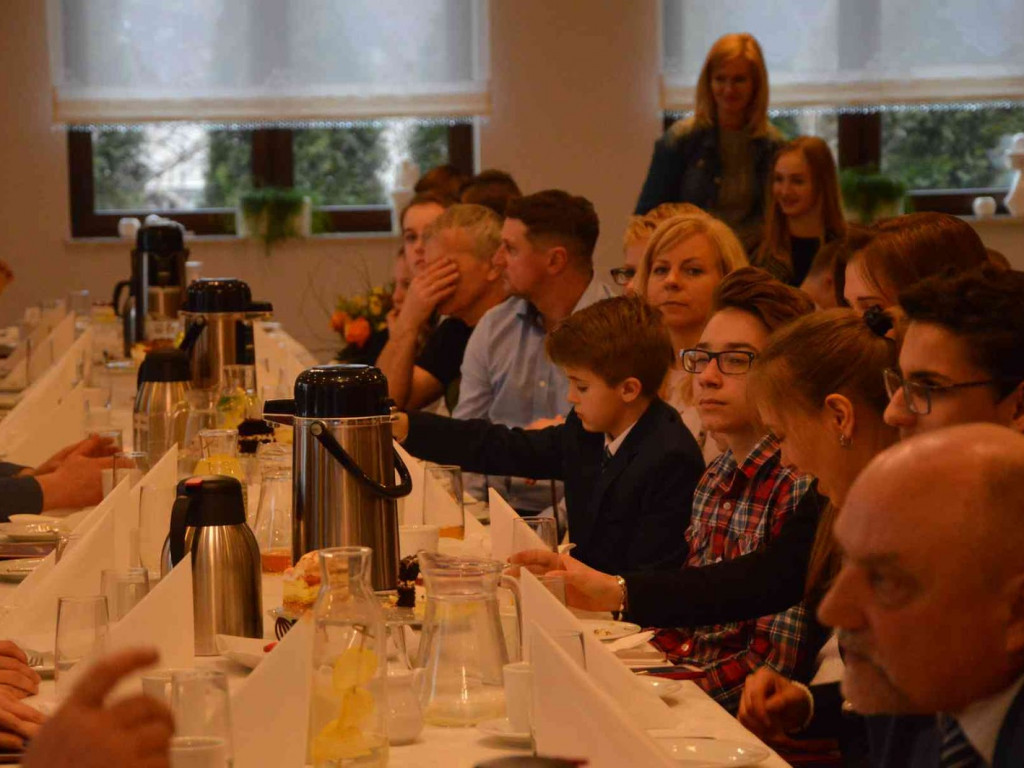 Sportowcy i ich opiekunowie nagrodzeni. Za nami uroczysta sesja Rady Miejskiej  [FOTO]-Mojakruszwica.pl