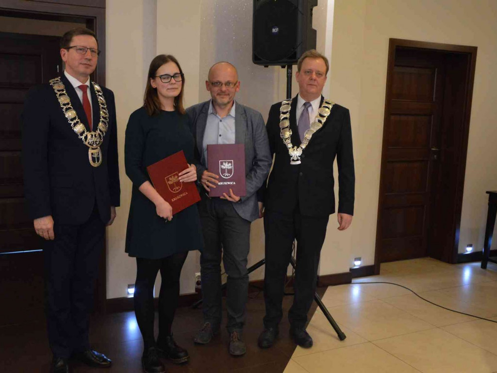 Sportowcy i ich opiekunowie nagrodzeni. Za nami uroczysta sesja Rady Miejskiej  [FOTO]-Mojakruszwica.pl
