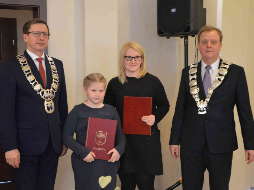 Sportowcy i ich opiekunowie nagrodzeni. Za nami uroczysta sesja Rady Miejskiej  [FOTO]-Mojakruszwica.pl