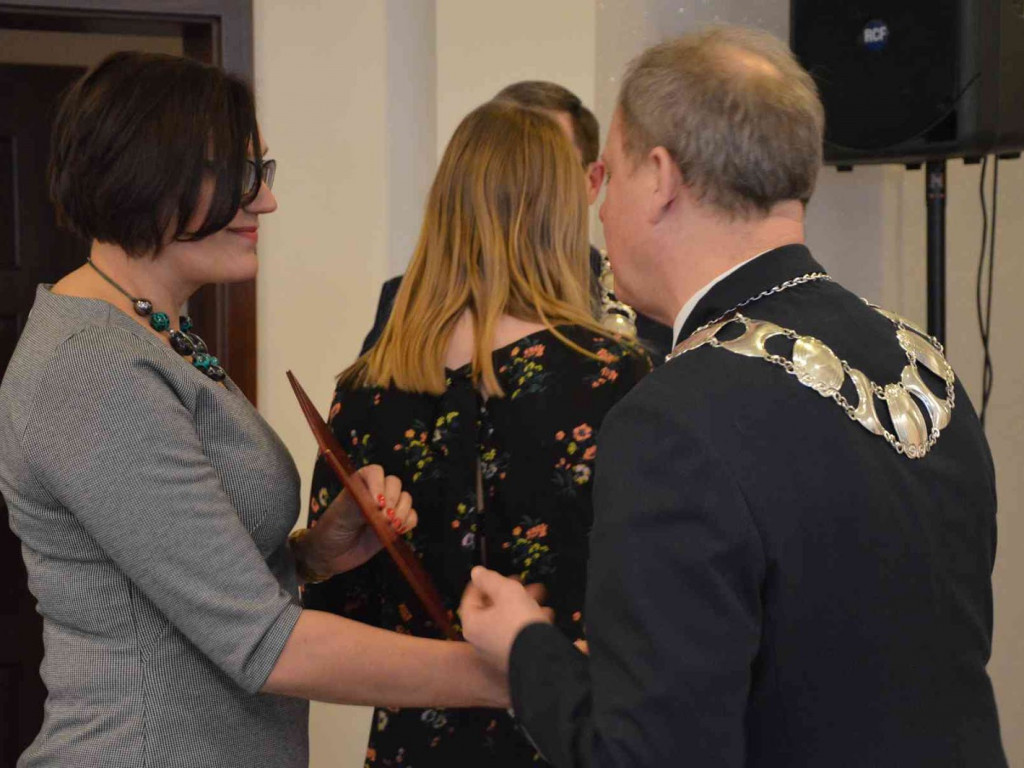Sportowcy i ich opiekunowie nagrodzeni. Za nami uroczysta sesja Rady Miejskiej  [FOTO]-Mojakruszwica.pl