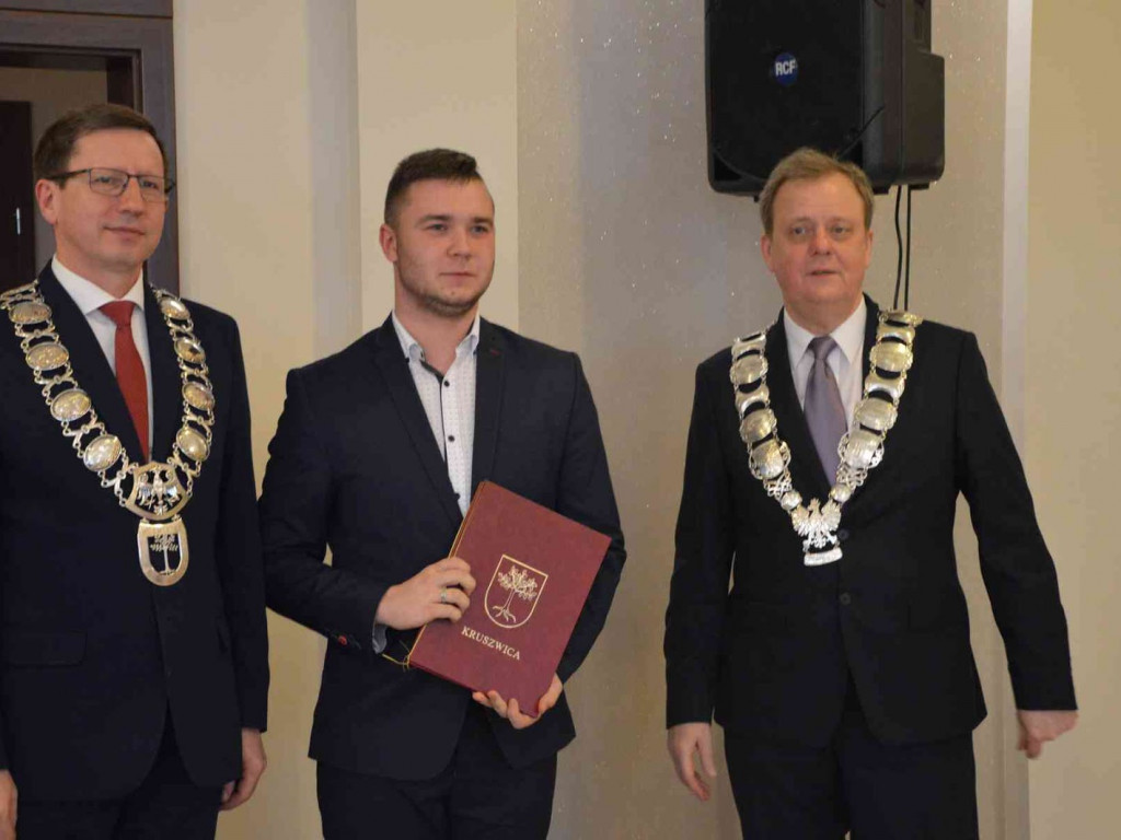 Sportowcy i ich opiekunowie nagrodzeni. Za nami uroczysta sesja Rady Miejskiej  [FOTO]-Mojakruszwica.pl